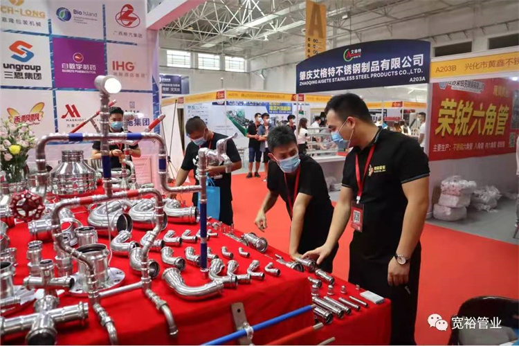 寬裕工程師對(duì)于不銹鋼水管配件的詳細(xì)講解，讓客戶更加詳細(xì)的了解產(chǎn)品